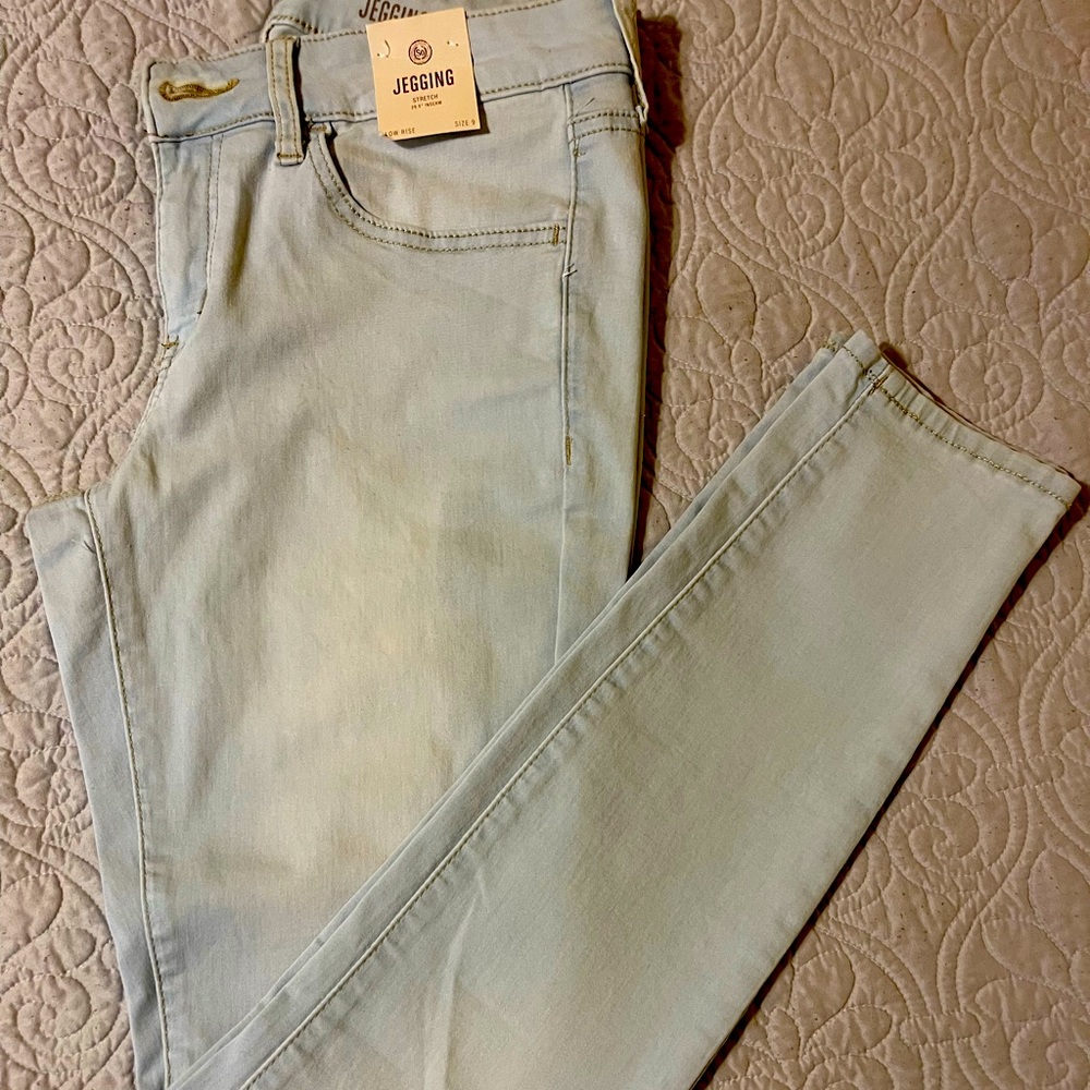 SO Women Low Rise Stretch light wash jeggings size 9